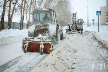 Фото: Из-за уборки снега водителей призвали не парковать автомобили на кемеровском проспекте 1