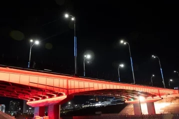 Фото: Мэр Кемерова показал, как выглядит Университетский мост со включённой разноцветной подсветкой  3