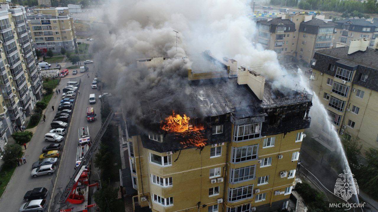 В Волгограде ликвидация крупного пожара в жилом доме попала на видео 