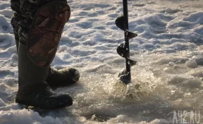Россиянин с ребёнком вышел на тонкий лёд ради рыбалки. Мальчик провалился в воду 