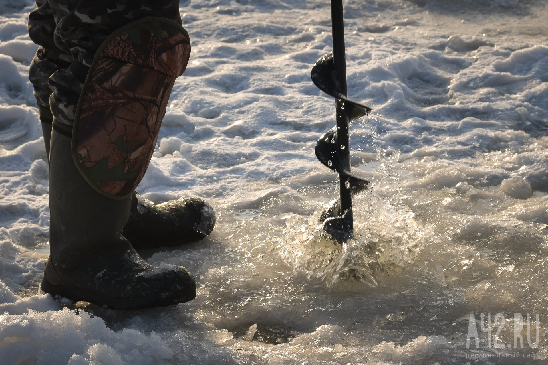 Россиянин с ребёнком вышел на тонкий лёд ради рыбалки. Мальчик провалился в воду 
