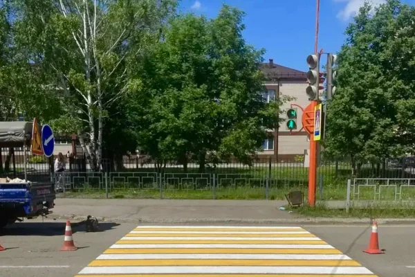 В Кузбассе начали обновлять пешеходные переходы у детсадов и школ