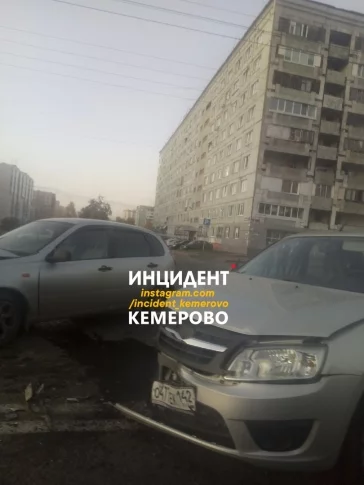Фото: В Кемерове на Октябрьском проспекте столкнулись автомобили 3
