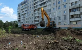 В Кемерове начали обновлять сквер рядом с ТРЦ «Радуга»