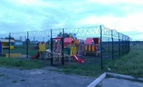 «Привыкай смолоду»: в Сибири детскую площадку оградили колючей проволокой