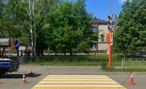 В Кузбассе начали обновлять пешеходные переходы у детсадов и школ