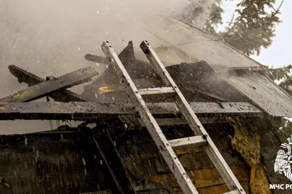 В Новокузнецке пожар в частном доме уничтожил крышу, мебель и вещи 