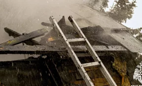 В Новокузнецке пожар в частном доме уничтожил крышу, мебель и вещи 