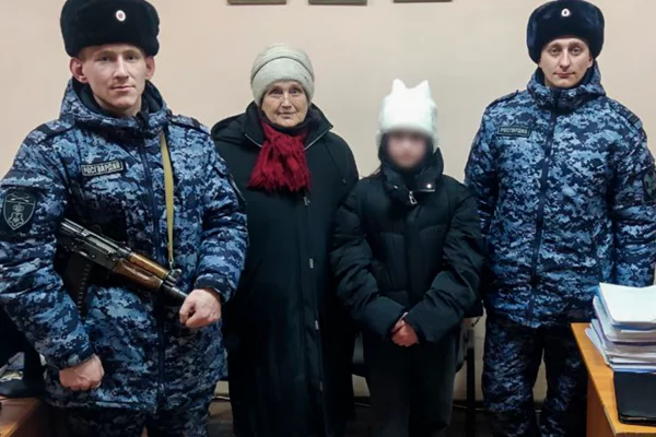 В Кузбассе пропавшую 12-летнюю девочку нашли в подъезде