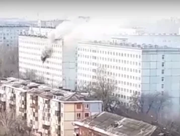 Фото: Эвакуировались более 50 человек: серьёзный пожар в студенческом общежитии в Кемерове попал на видео 1