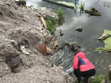 Фото: В Тайге начали поиск источника загрязнения воды 1