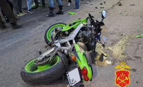 В Кузбассе мотоциклист получил тяжёлые травмы из-за развернувшегося на сплошной линии автомобилиста  