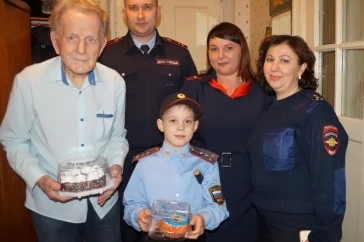 Фото: В Кузбассе полицейские исполнили мечту 8-летнего школьника 2