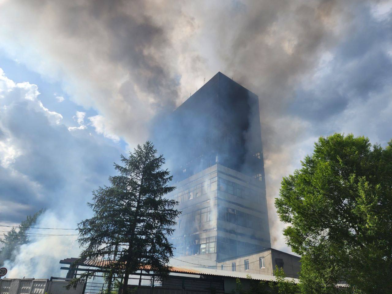 В подмосковном Фрязине пожар охватил 3 500 квадратных метров административного здания