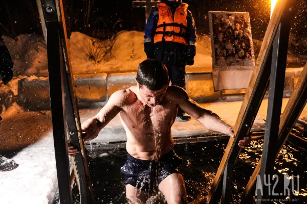 «Путь к сосудистой катастрофе»: кардиолог рассказал, кому нельзя в прорубь на Крещение