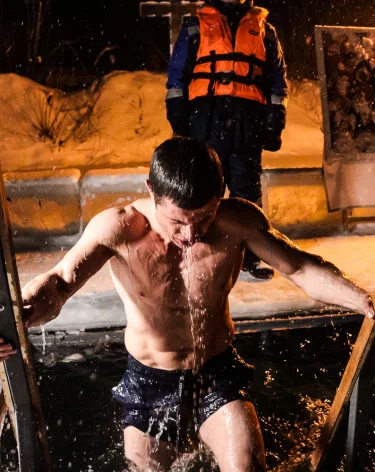 «Путь к сосудистой катастрофе»: кардиолог рассказал, кому нельзя в прорубь на Крещение