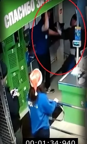 Фото: Видео избиения посетителей кемеровского магазина охранником появилось в Сети 4