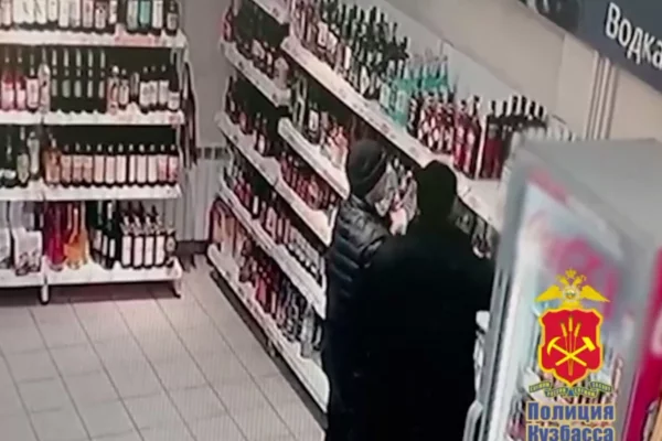 Кемеровчане похитили из магазинов 29 бутылок водки