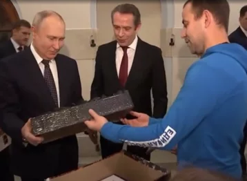 Фото: Путин поблагодарил кузбасских волонтёров за работу и творческий подход 1