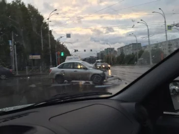 Фото: В Кемерове серьёзно столкнулись Lada и Chevrolet — одна из машин загорелась 2