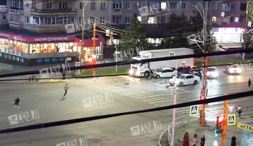 Фото: В Кемерове произошла жёсткая авария на пересечении проспектов Ленина и Пионерского 1