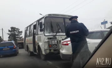 Фото: Автобус протаранил машину в Рудничном районе Кемерова 1