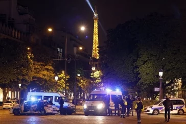 Фото: Неизвестный устроил перестрелку в центре Парижа: есть жертвы 3