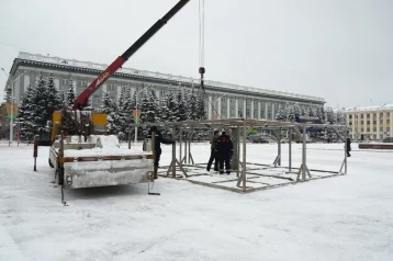 Фото: На главной площади Кемерова начали устанавливать новогоднюю ель 1