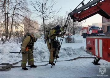 Фото: Из задымлённого помещения вывели двоих: пожарные приехали к кинотеатру в Киселёвске 1