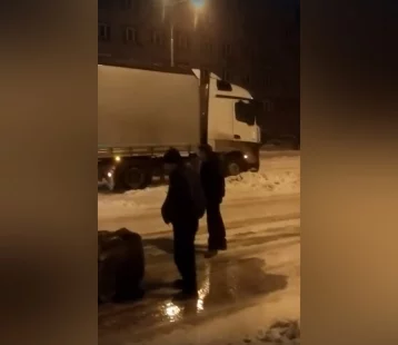 Фото: В Кемерове столкнулись фура и автогрейдер: последствия ДТП сняли на видео 1