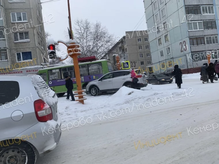 Фото: В Кемерове автомобиль врезался в маршрутку, которая вылетела на тротуар 1