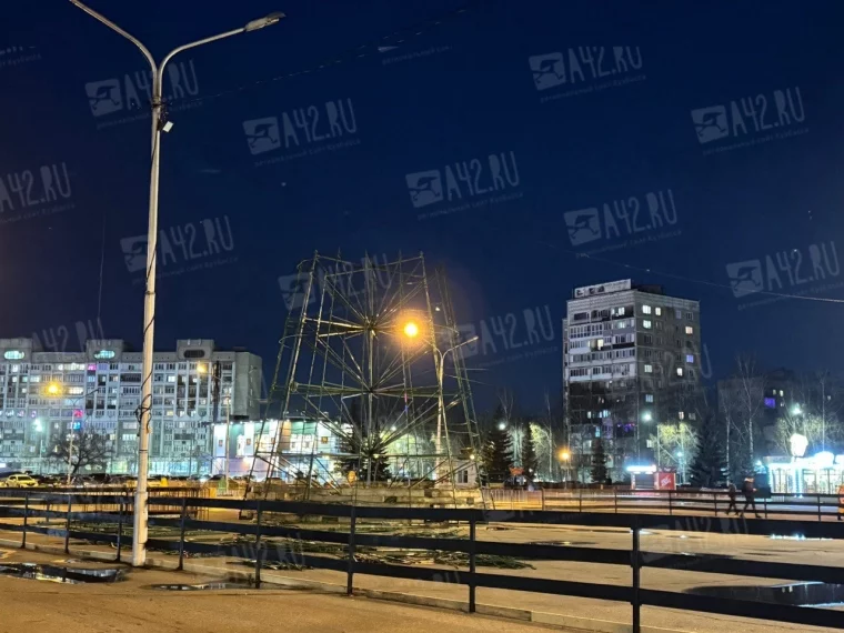 Фото: В центре Новокузнецка начали устанавливать новогоднюю ель 1