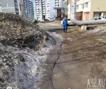 Фото: Кемеровчанина возмутила куча снега на пешеходной дорожке 2