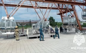 В Новосибирске спасатели вручную крутили колесо обозрения, чтобы вызволить застрявших горожан 