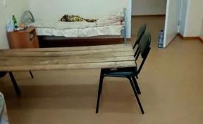 В Кузнецке завели дело из-за больничных кроватей из досок и стульев 