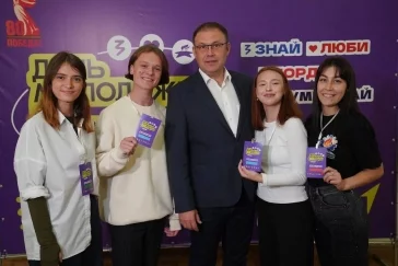 Фото: «Почувствовал мощную энергетику»: Илья Середюк поздравил и наградил кузбасскую молодёжь 3