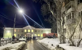 В Костроме на территории гимназии сапёры ликвидируют обломки беспилотника