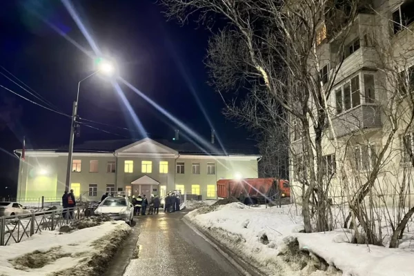 В Костроме на территории гимназии сапёры ликвидируют обломки беспилотника