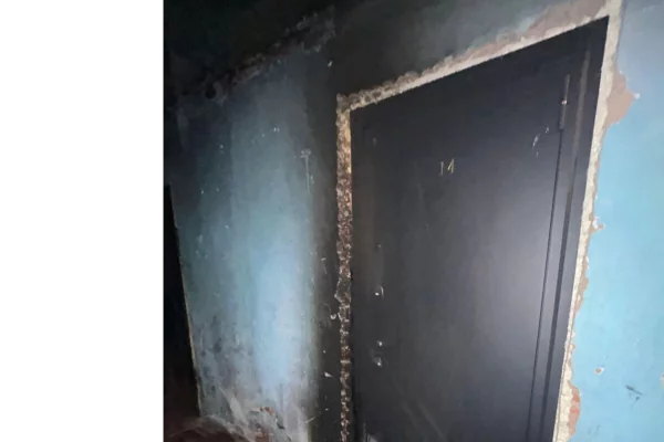 Кузбассовец поджёг дверь квартиры бывшей девушки, когда ему не открыли