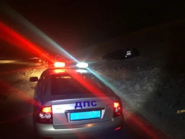 Фото: В Кузбассе полицейские вытащили увязшую в сугробе на ночной трассе машину 3