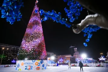 Фото: Кемеровские власти рассказали, когда начнут разбирать новогоднюю ель на площади Советов 1