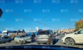 В Кемерове на улице Терешковой столкнулись два автомобиля: образовалась пробка