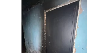 Кузбассовец поджёг дверь квартиры бывшей девушки, когда ему не открыли