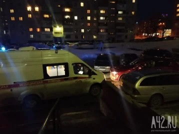 Фото: Очевидцы: в Кемерове водитель автомобиля заблокировала проезд скорой помощи 1