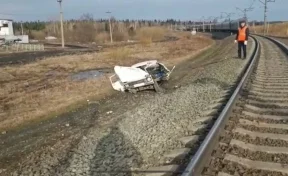 В Кузбассе пассажирский поезд столкнулся с автомобилем: один человек погиб