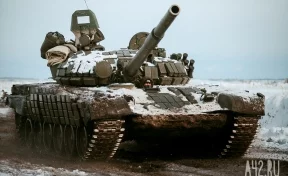 В Новокузнецке танк Т-34 сняли с постамента на площади Побед