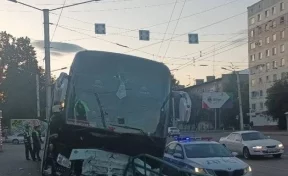 В ГИБДД прокомментировали ДТП с автобусом, врезавшимся в дорожное ограждение в Кузбассе