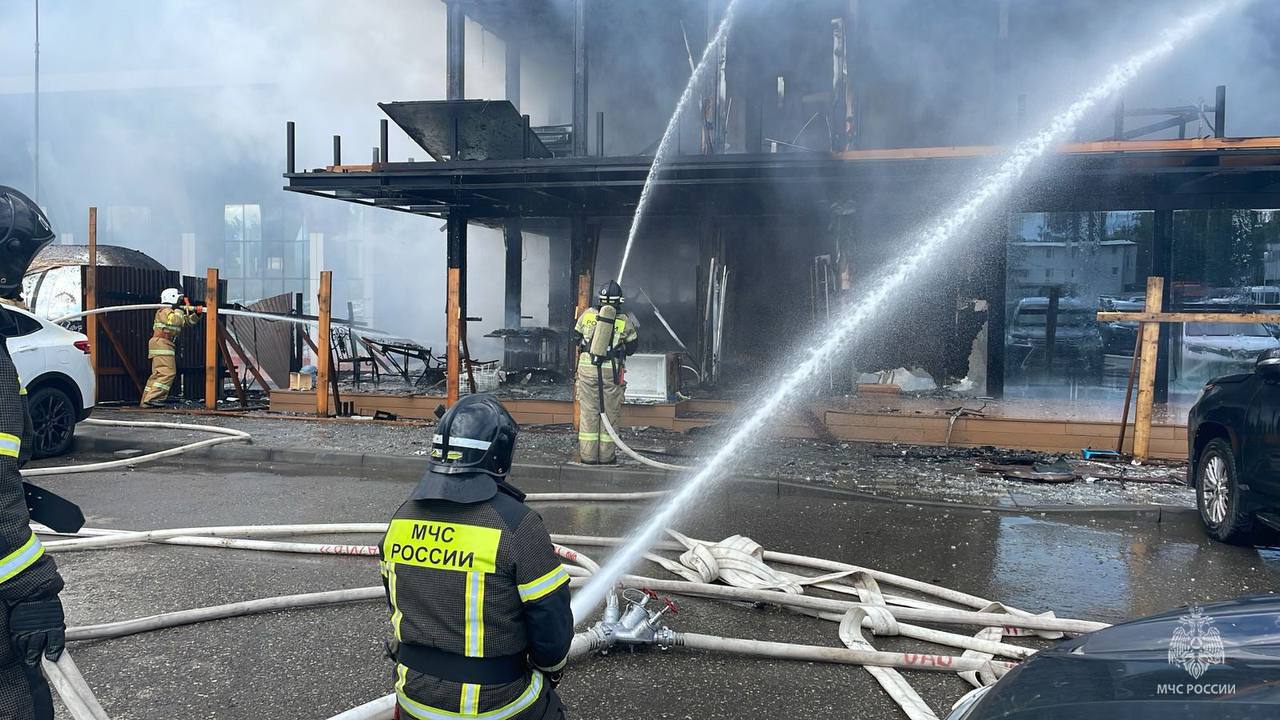 Площадь пожара на кровле здания в аэропорту Минеральных Вод составляет 150 квадратных метров