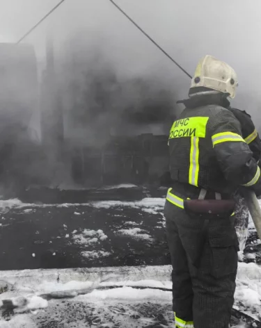 На АЗС в Челябинске загорелся бензовоз, есть пострадавший