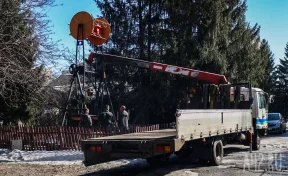 Ремонт в «Антошке»: аттракционы и торговые ларьки начали вывозить из парка в Кемерове